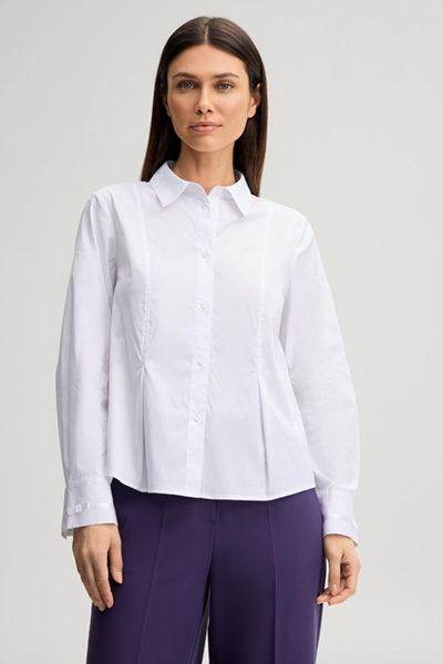 Leads to product detail page "White cotton-blend shirt"
