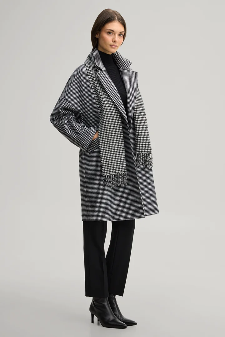 Leads to product detail page "Wool-blend coat in black and ecru with a pattern"