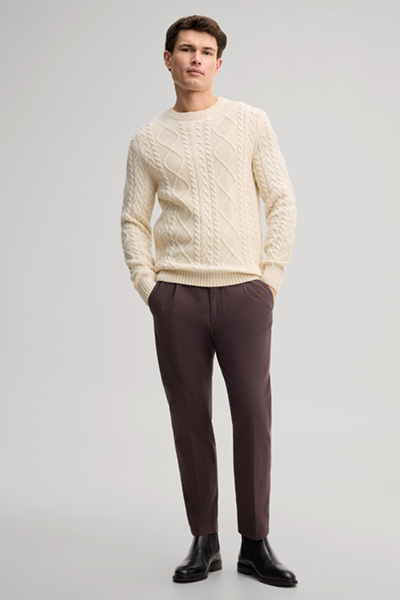 Leads to product detail page "Dark brown chinos"