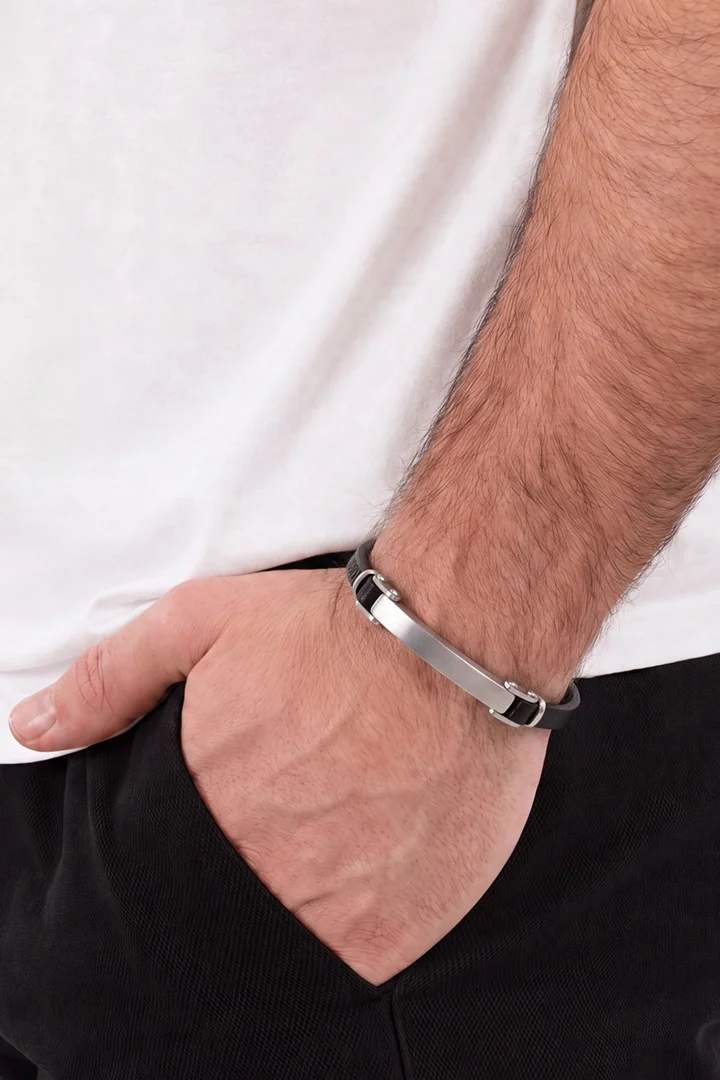 Leads to product detail page "Silver bracelet"
