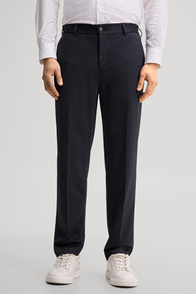Leads to product detail page "Modular trousers in a viscose blend, in navy"