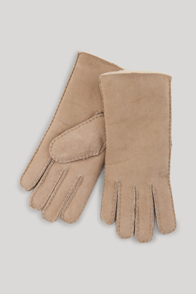 Leads to product detail page "Beige lambskin gloves"