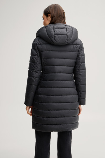 Führt zu Produktdetailseite „Steppmantel mit Kapuze in Schwarz"