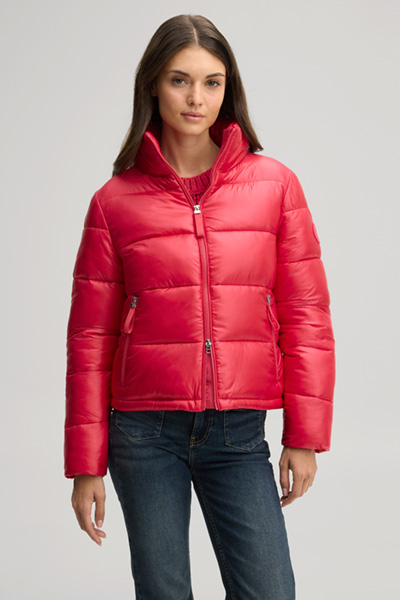 Leads to product detail page "Pink quilted jacket with a stand-up collar"
