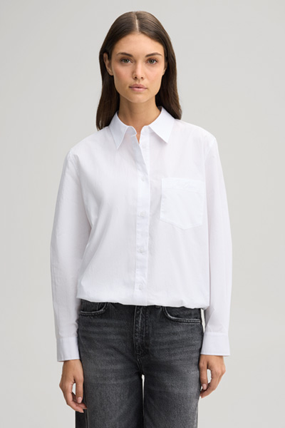 Leads to product detail page "White cotton shirt"
