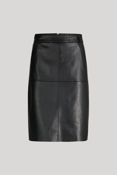 Leads to product detail page "Black leather skirt"