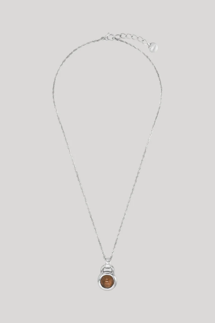 Leads to product detail page "Silver necklace with pendant"