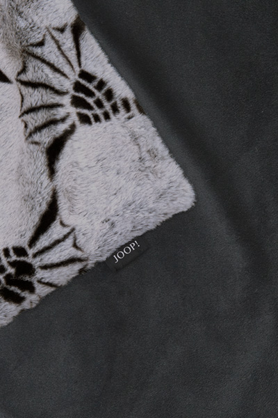 Führt zu Produktdetailseite „Plaid JOOP! CALM CORNFLOWER in Schwarz"