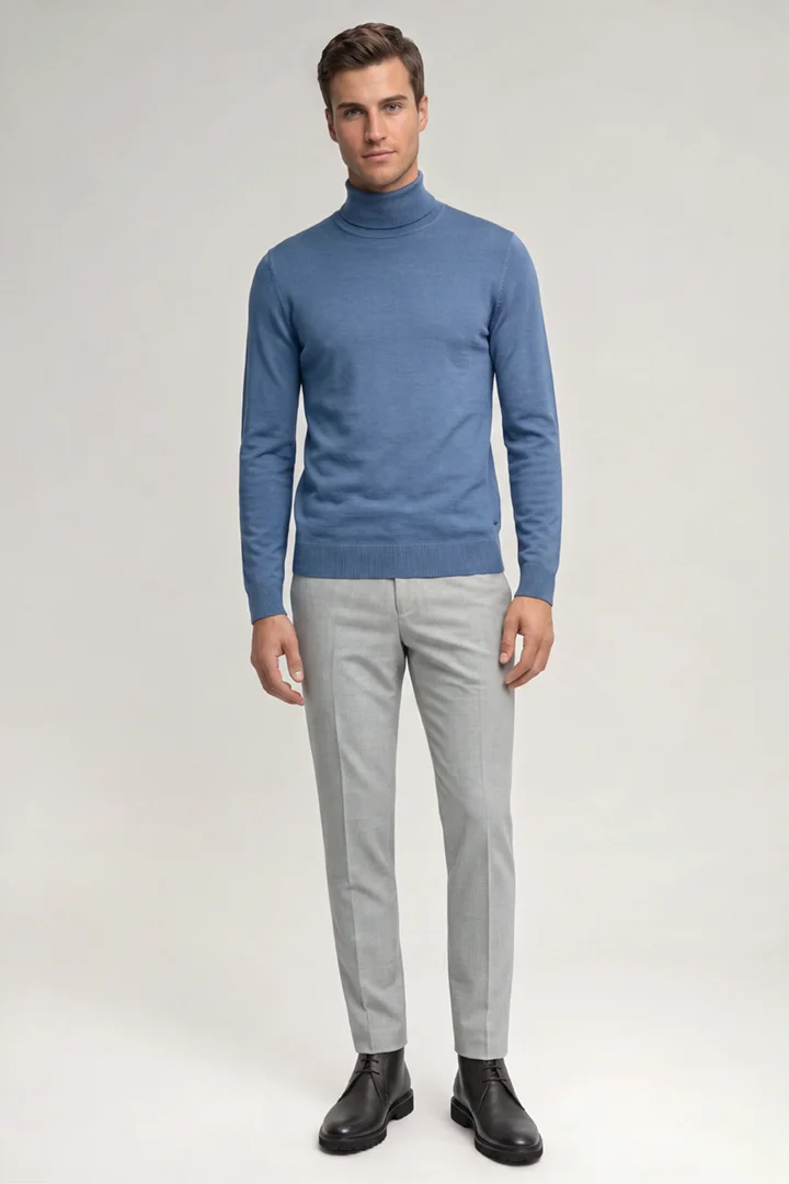 Leads to product detail page "Rollkragen-Pullover aus Schurwolle in Blau"