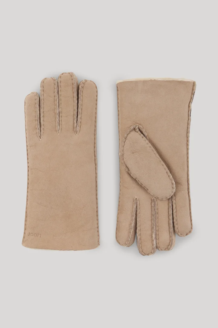 Leads to product detail page "Beige lambskin gloves"