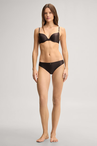 Leads to product detail page "Dark brown t-shirt bra"