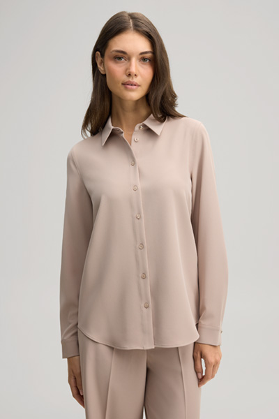 Leads to product detail page "Beige shirt"
