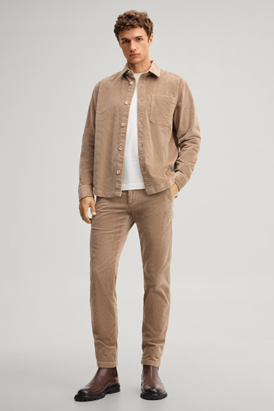 Leads to product detail page "Beige chinos"