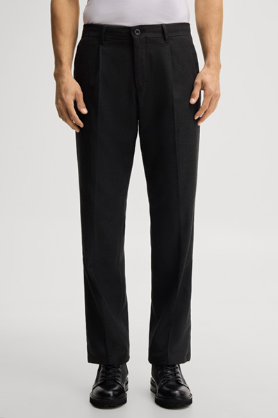 Leads to product detail page "Black pleated trousers"