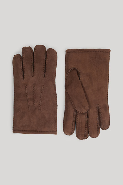 Leads to product detail page "Gloves in Brown"
