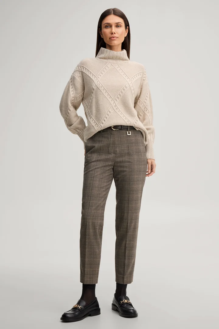 Leads to product detail page "Cigarette trousers in beige and black checked pattern"