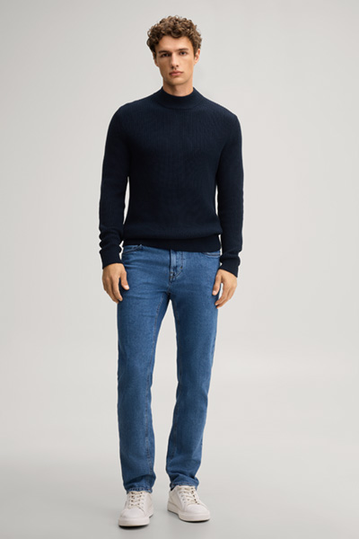 Leads to product detail page "Dark blue jumper with a stand-up collar"