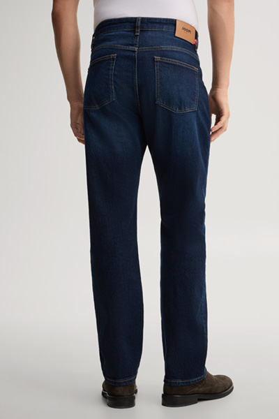 Leads to product detail page "Dark blue jeans"