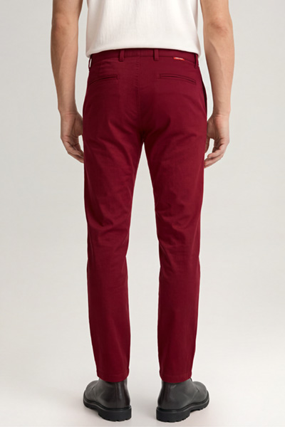 Führt zu Produktdetailseite „Chino in Bordeaux"