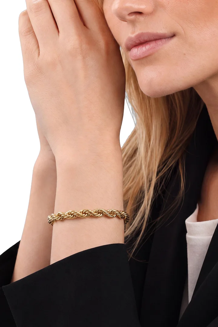 Leads to product detail page "Gold bracelet"