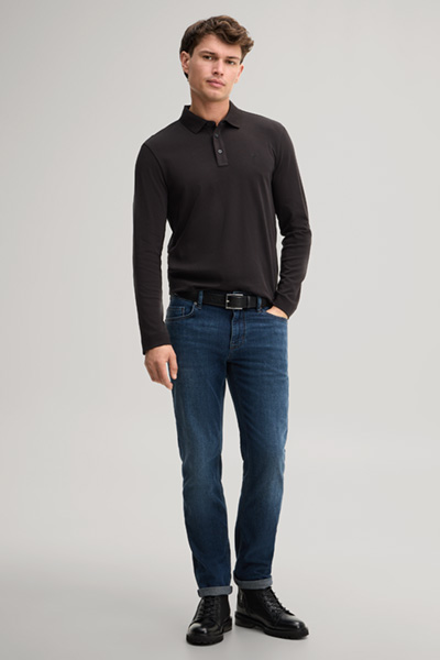 Leads to product detail page "Long-sleeved polo shirt in black"