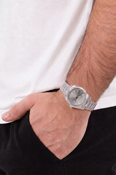 Leads to product detail page "Men’s silver wristwatch"