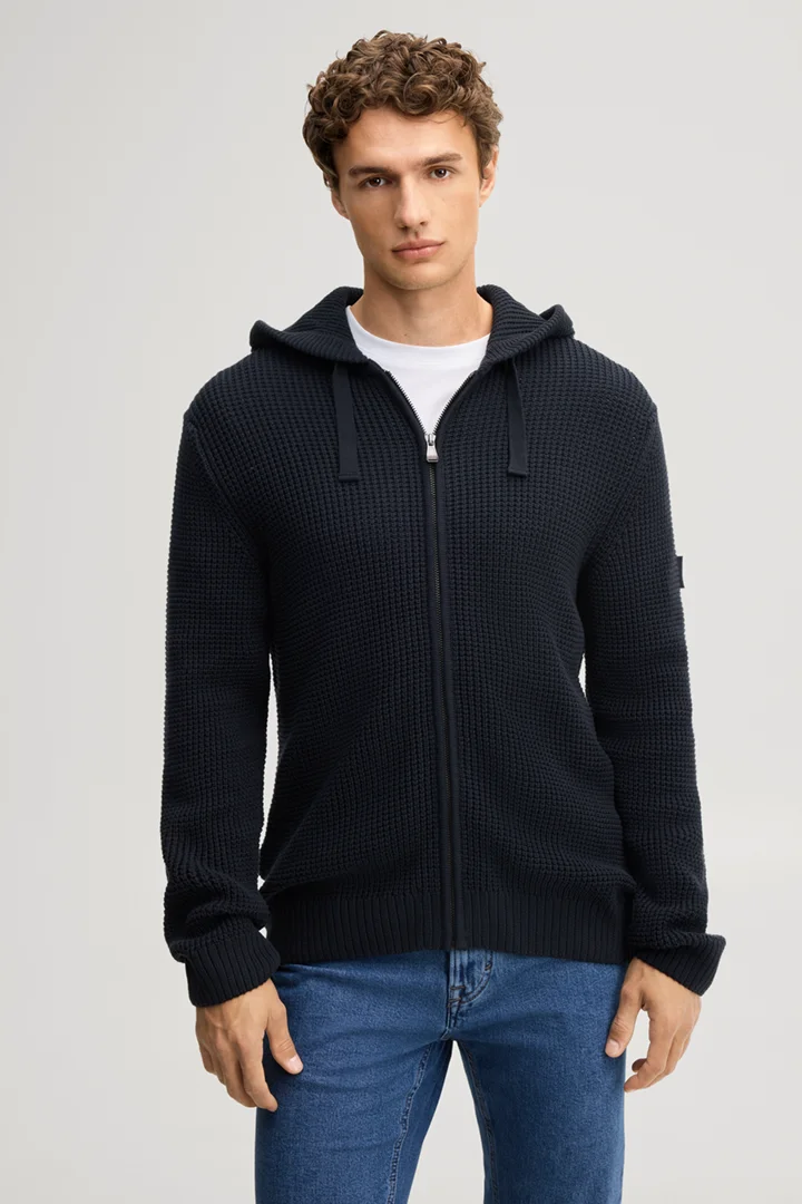 Leads to product detail page "Dark blue hooded jumper"
