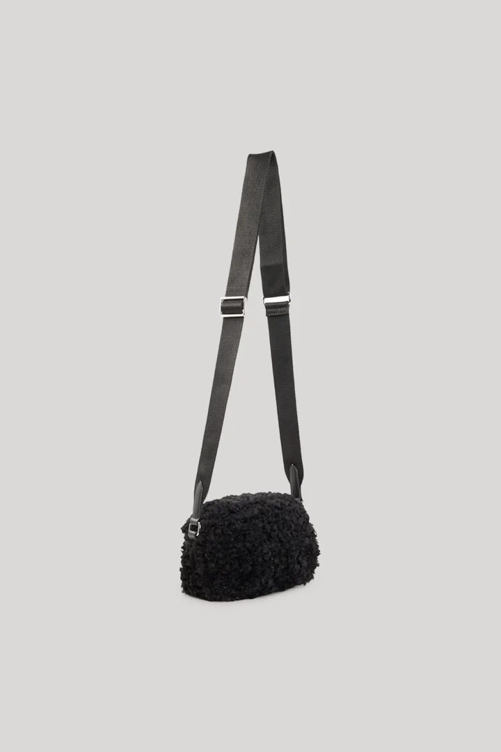 Führt zu Produktdetailseite „Schultertasche Calduccio Riccio Issie in Schwarz"