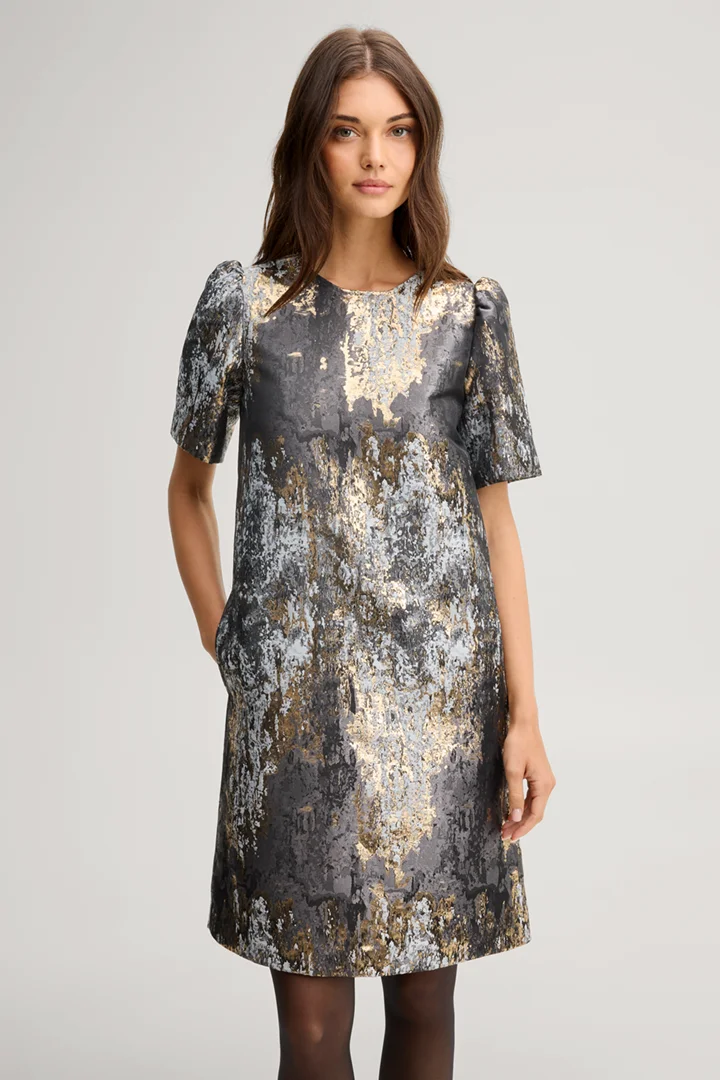 Leads to product detail page "Dress with puff sleeves in black, gold and silver pattern"