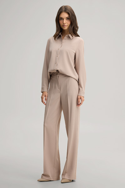 Leads to product detail page "Beige shirt"