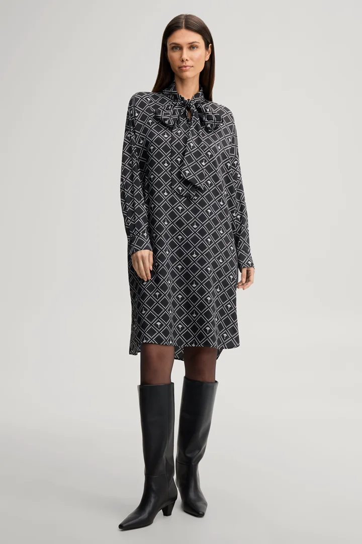 Leads to product detail page "Cornflower-patterned shirt dress in black and ecru"