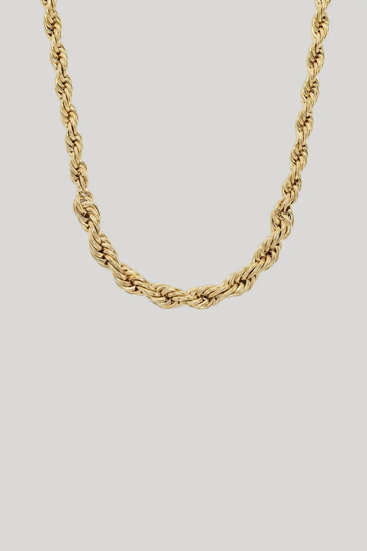 Leads to product detail page "Gold necklace"