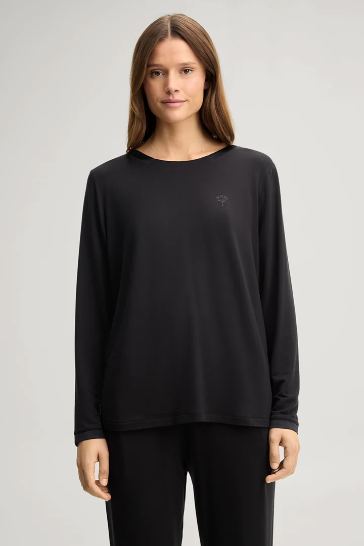 Leads to product detail page "Black loungewear shirt"