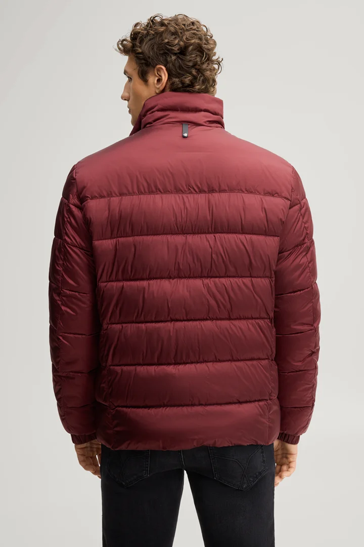 Prowadzi do strony produktu „Quilted jacket with a stand-up collar in burgundy"