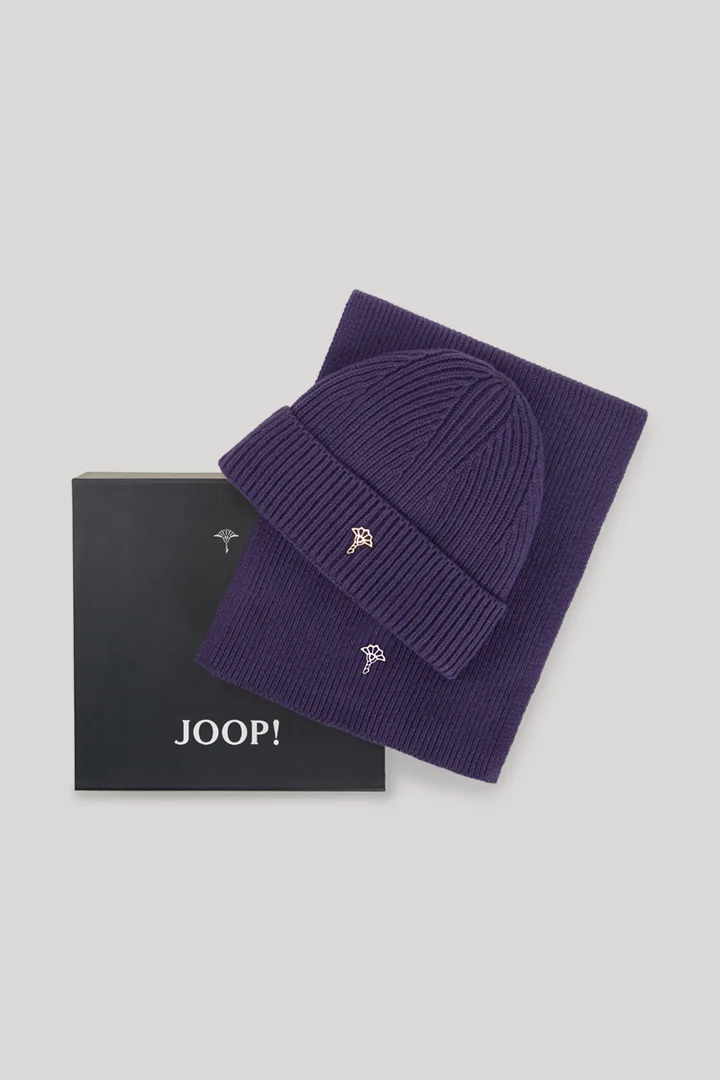Leads to product detail page "Wool-blend set: hat and scarf in purple"