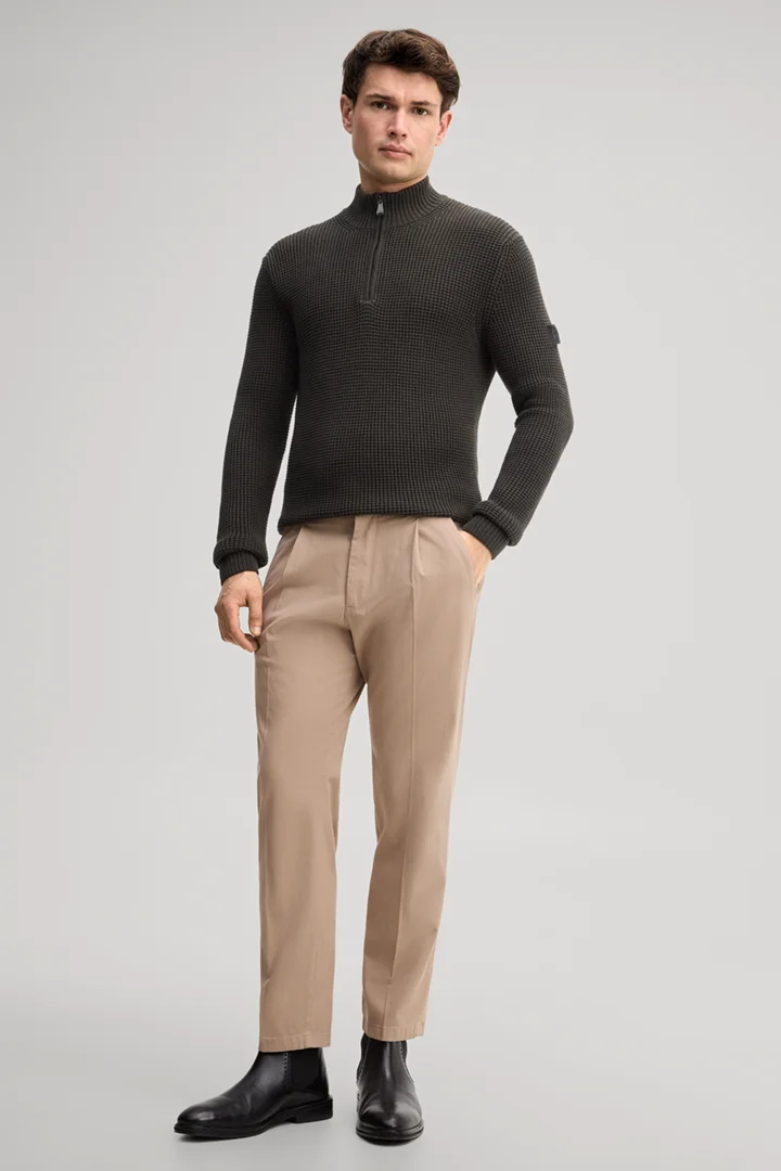 Leads to product detail page "Beige chinos"