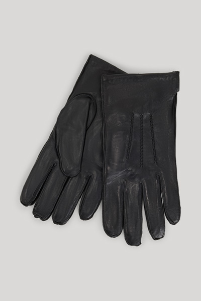 Leads to product detail page "Gloves in Black"