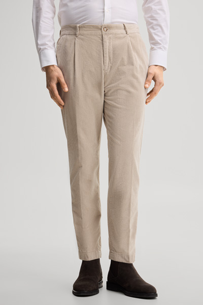 Führt zu Produktdetailseite „Bundfaltenhose in Hellbeige"