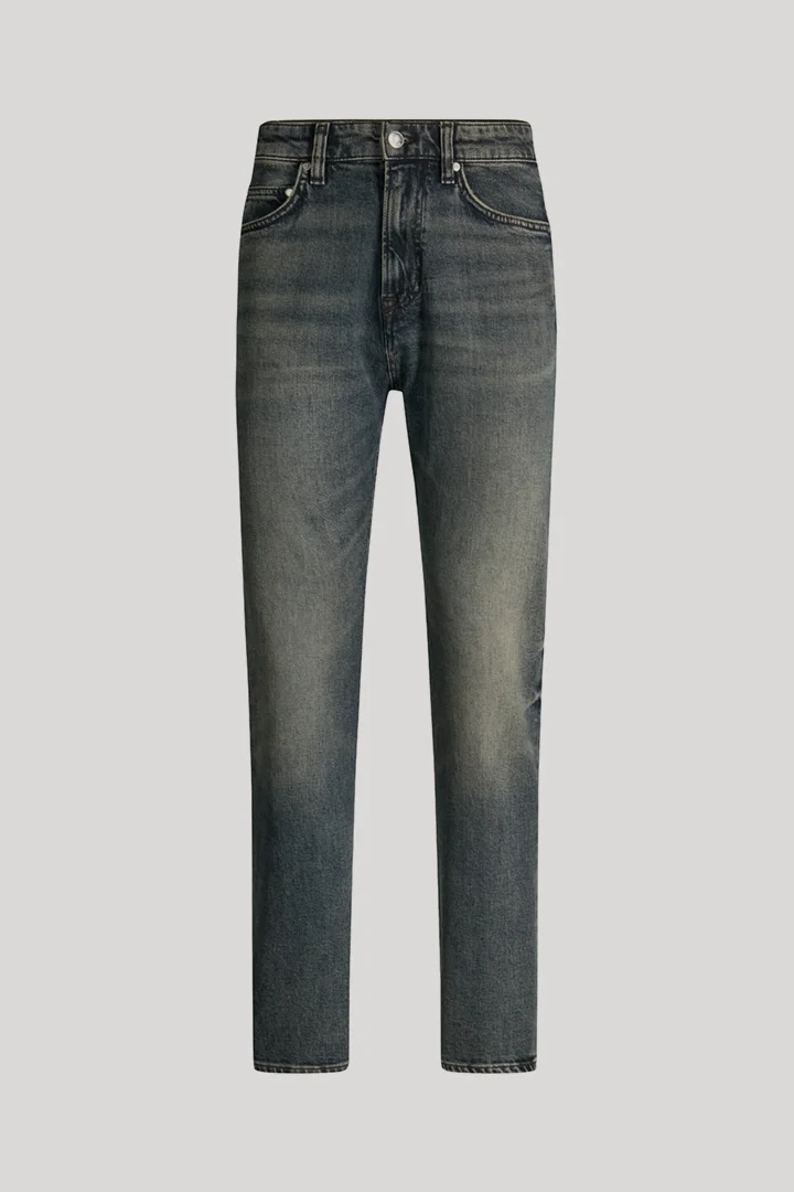 Leads to product detail page "Navy jeans"