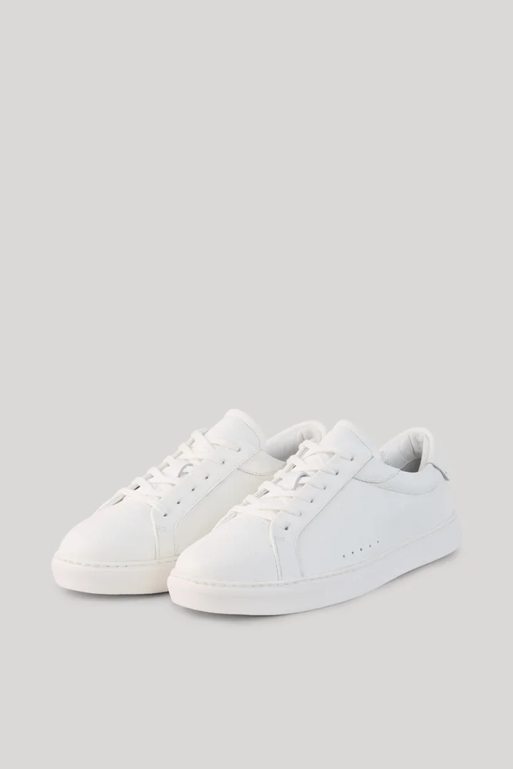Leads to product detail page "Strutturo coralie trainers in offwhite"