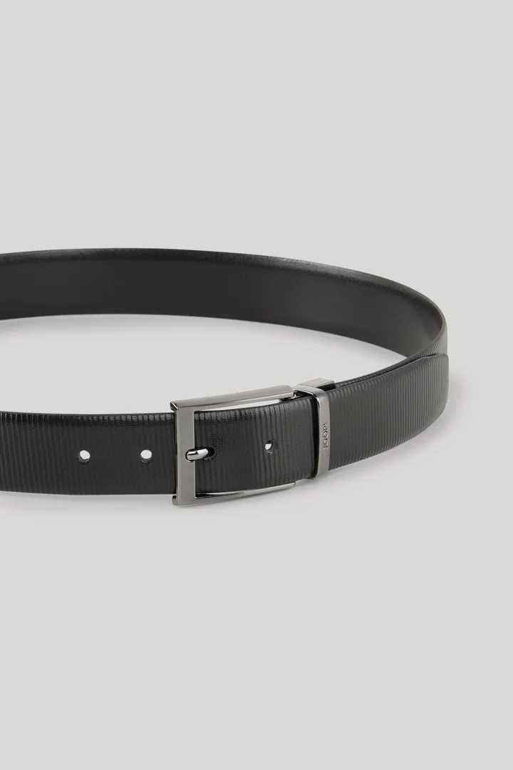 Leads to product detail page "Reversible belt in black"