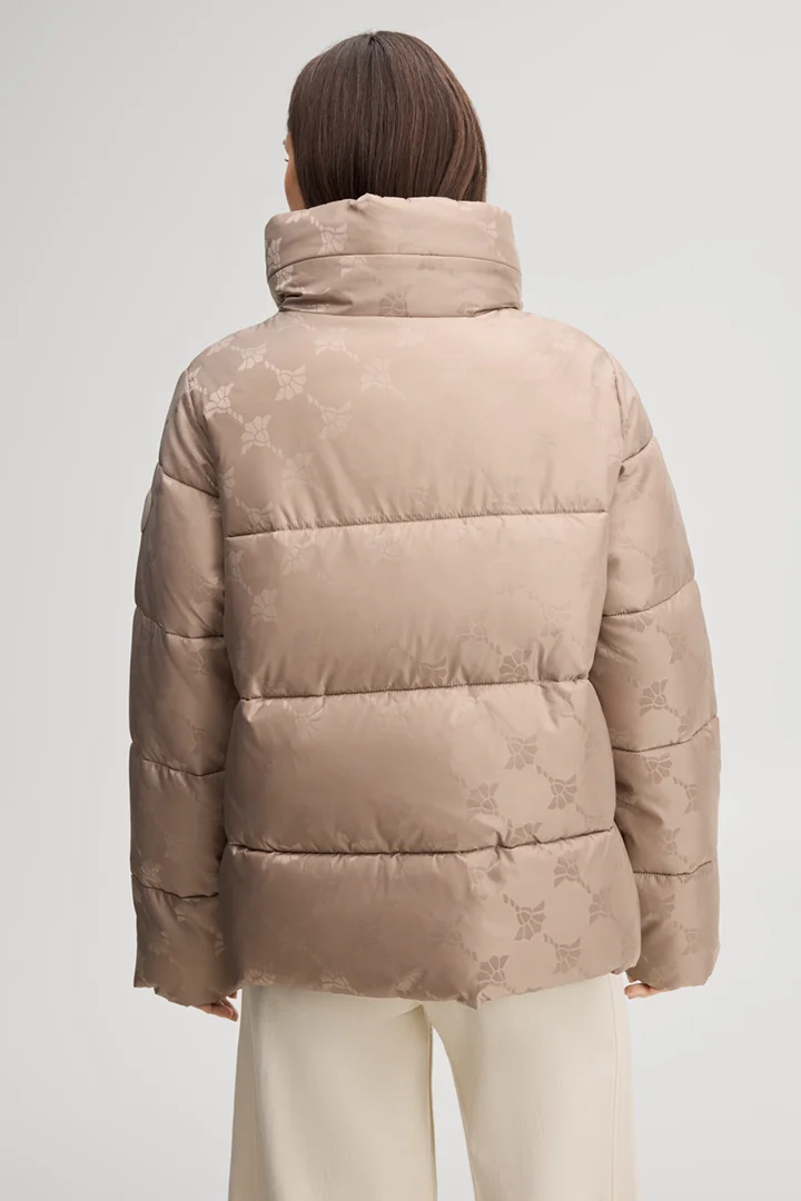 Leads to product detail page "Beige patterned cornflower quilted jacket"