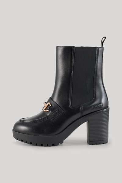 Leads to product detail page "Unico Cavalla ankle boots in black"