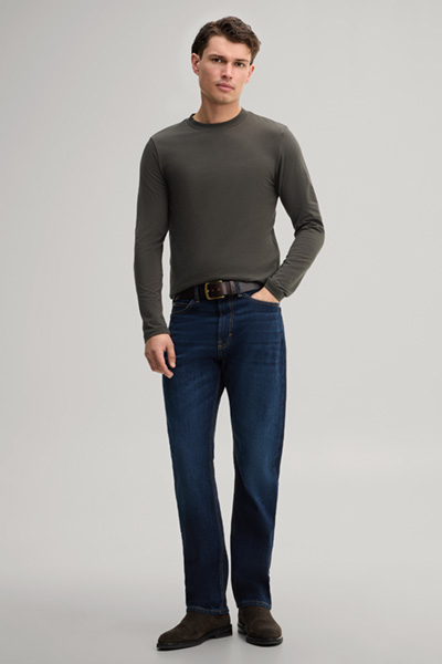 Leads to product detail page "Dark blue jeans"