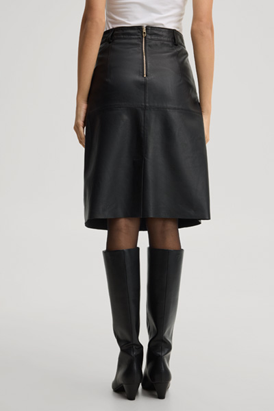 Leads to product detail page "Black leather skirt"