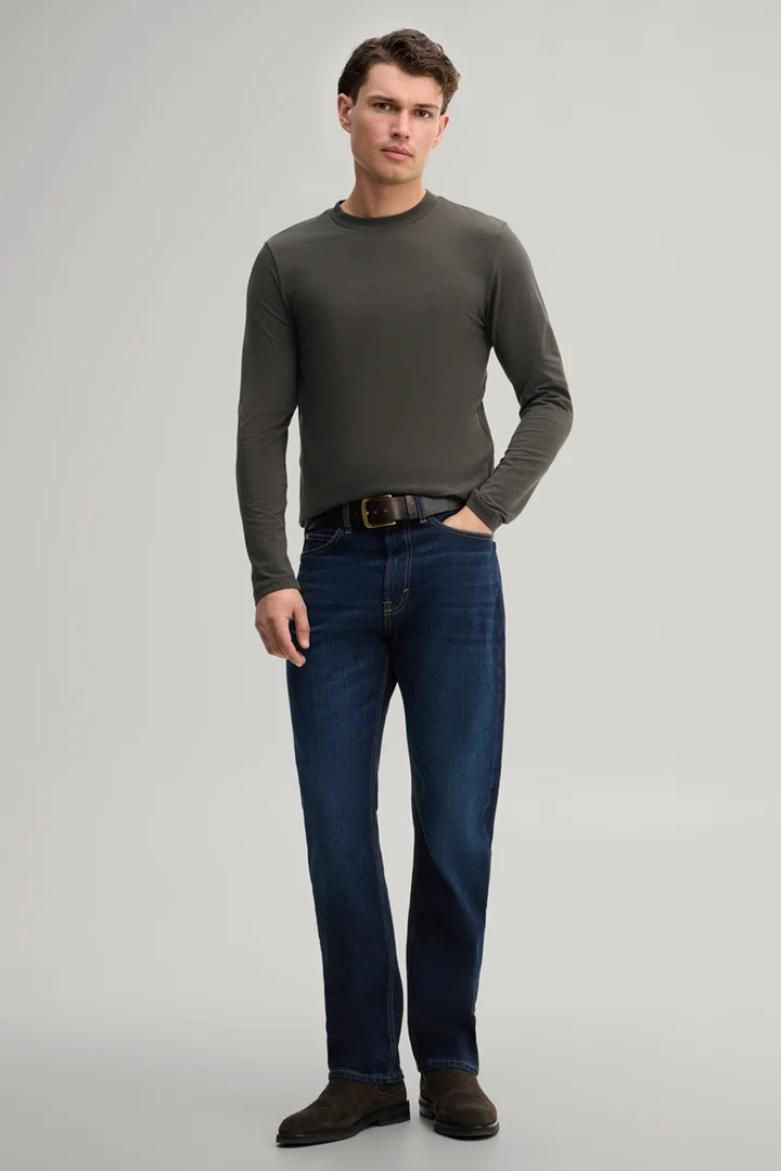 Leads to product detail page "Dark blue jeans"