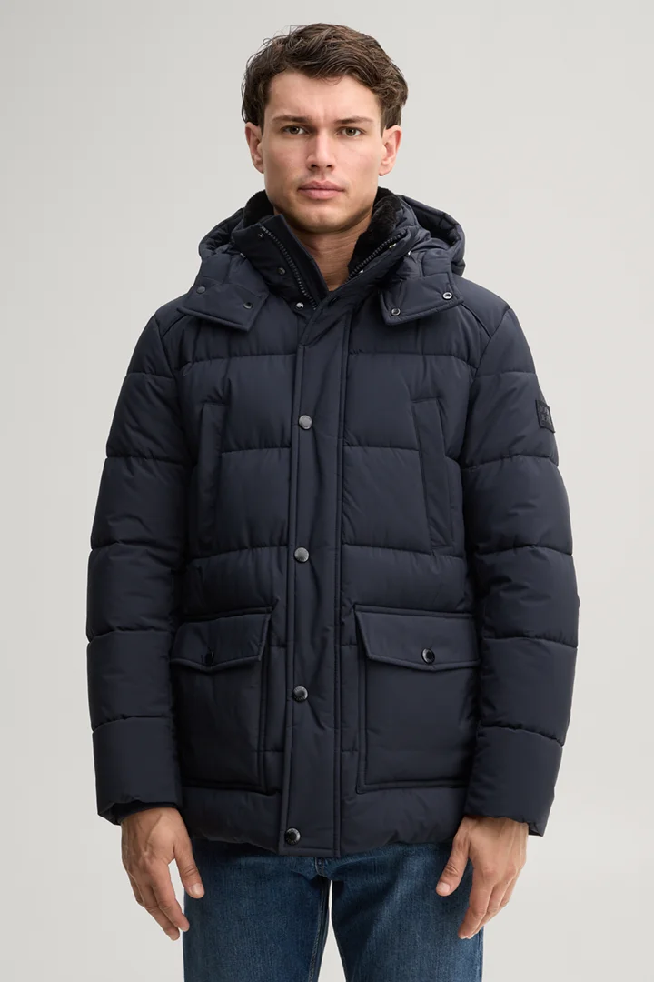 Leads to product detail page "Navy parka"