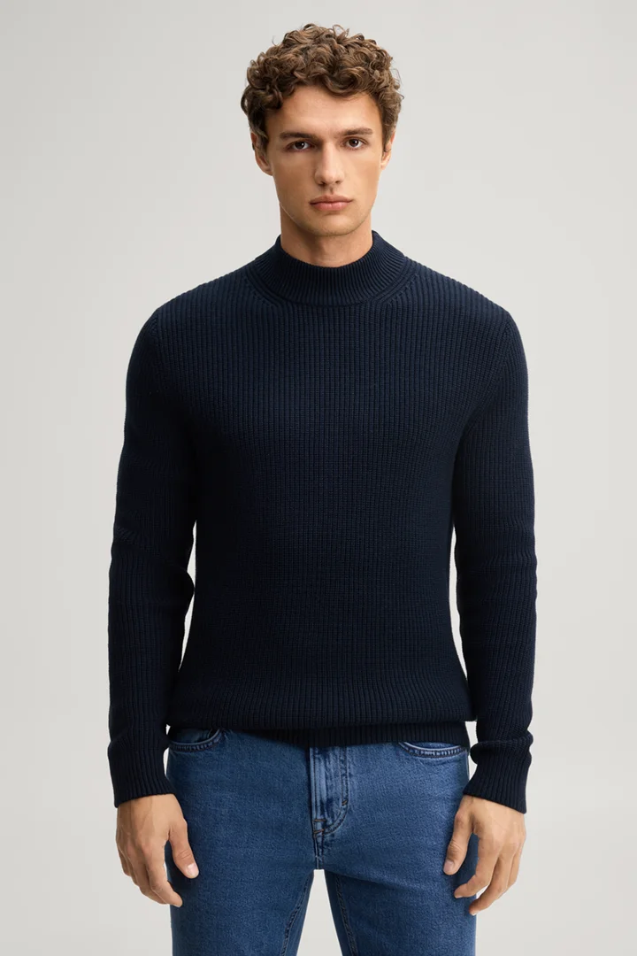Leads to product detail page "Dark blue jumper with a stand-up collar"