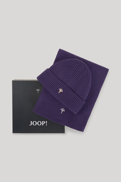 Leads to product detail page "Wool-blend set: hat and scarf in purple"