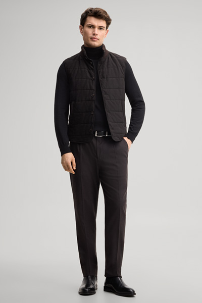 Leads to product detail page "Quilted waistcoat in dark brown"